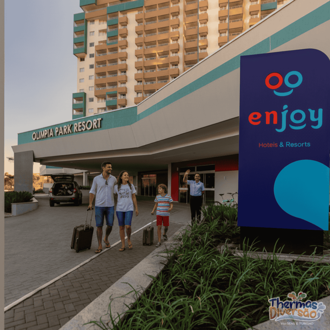 Família indo embora do Enjoy Olímpia Park Resort com malas de viagem, sendo recebida por um funcionário na entrada principal do hotel, representando os momentos de check-in e check-out com conforto e praticidade.