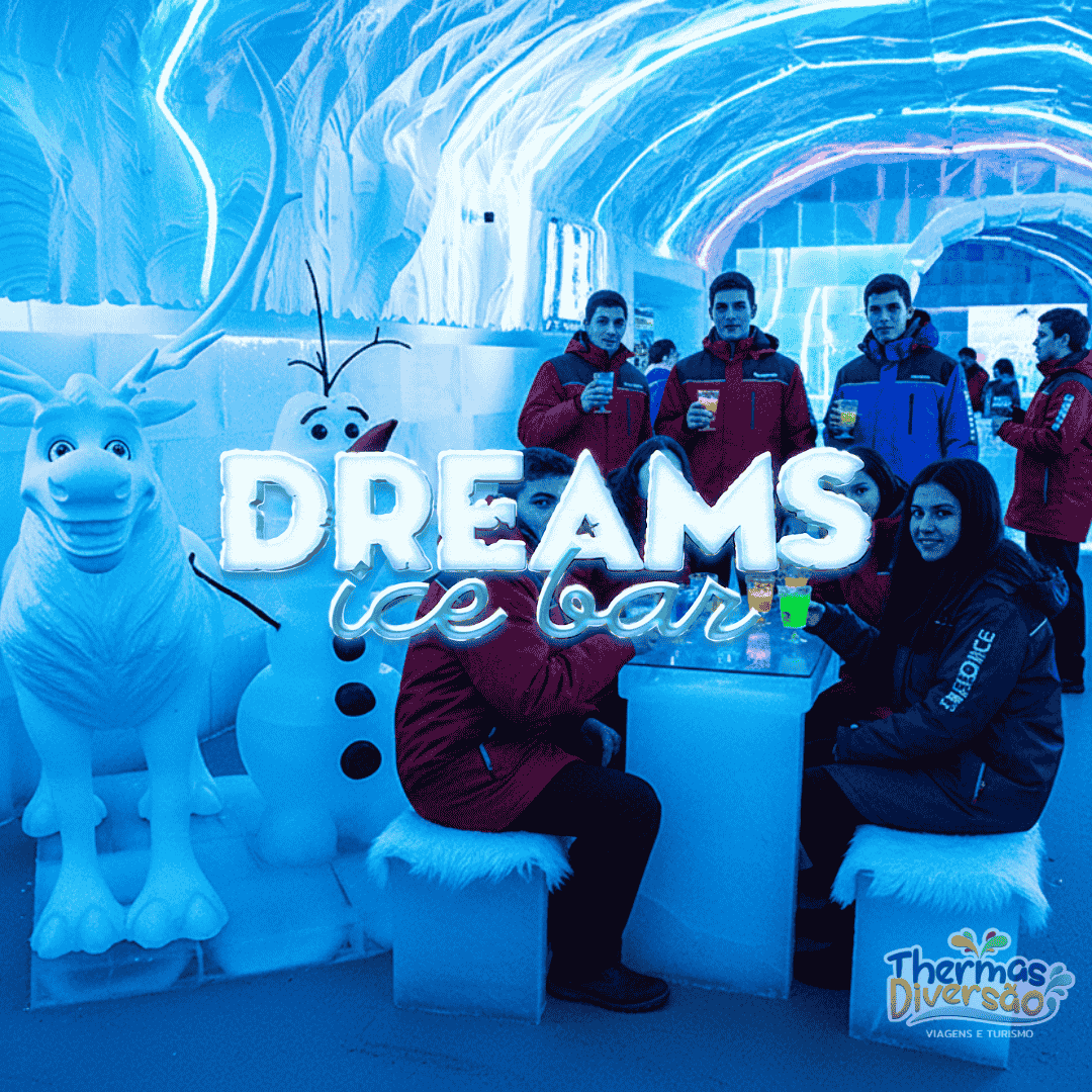 Visitantes aproveitando o Dreams Ice Bar em Olímpia, sentados em bancos e mesas de gelo com esculturas temáticas e iluminação azul, vestindo casacos térmicos e saboreando drinks gelados — uma verdadeira experiência congelante.