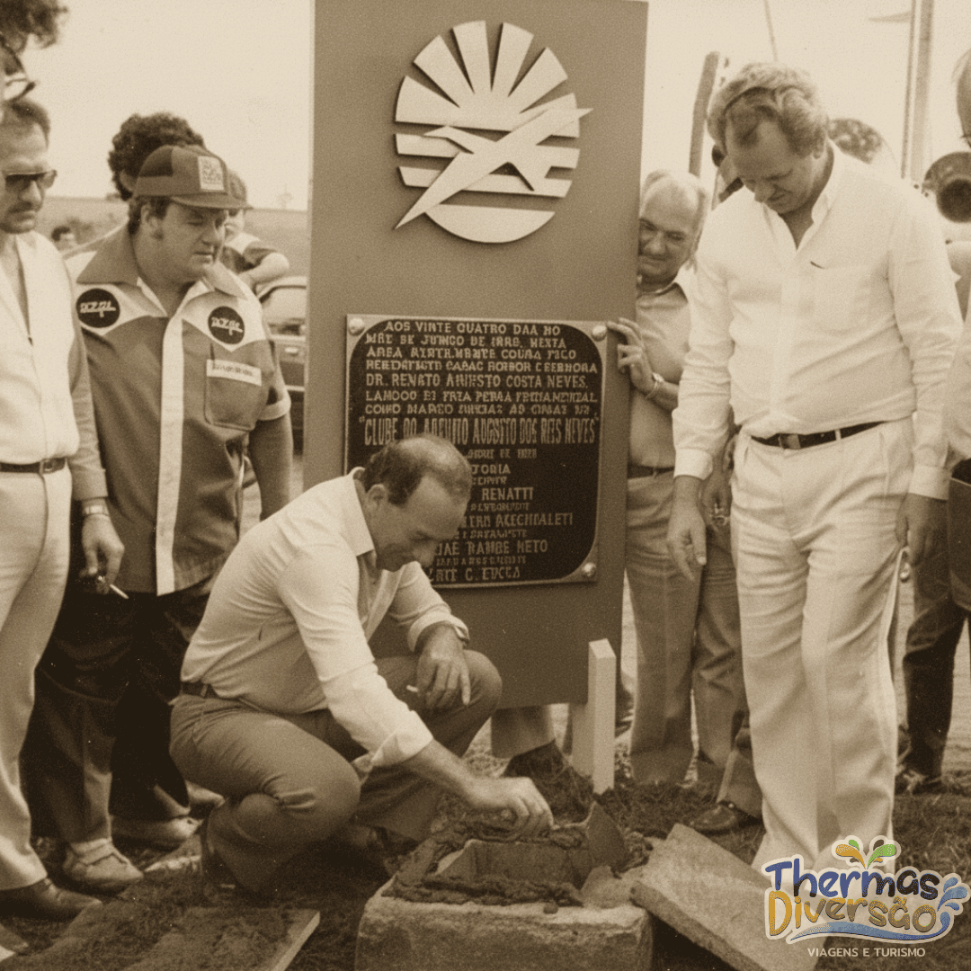 Momento da colocação da pedra fundamental do Thermas dos Laranjais, registrado em foto histórica.