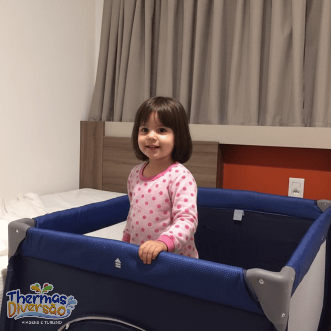 Quarto equipado com berço portátil para receber famílias que viajam com bebê.