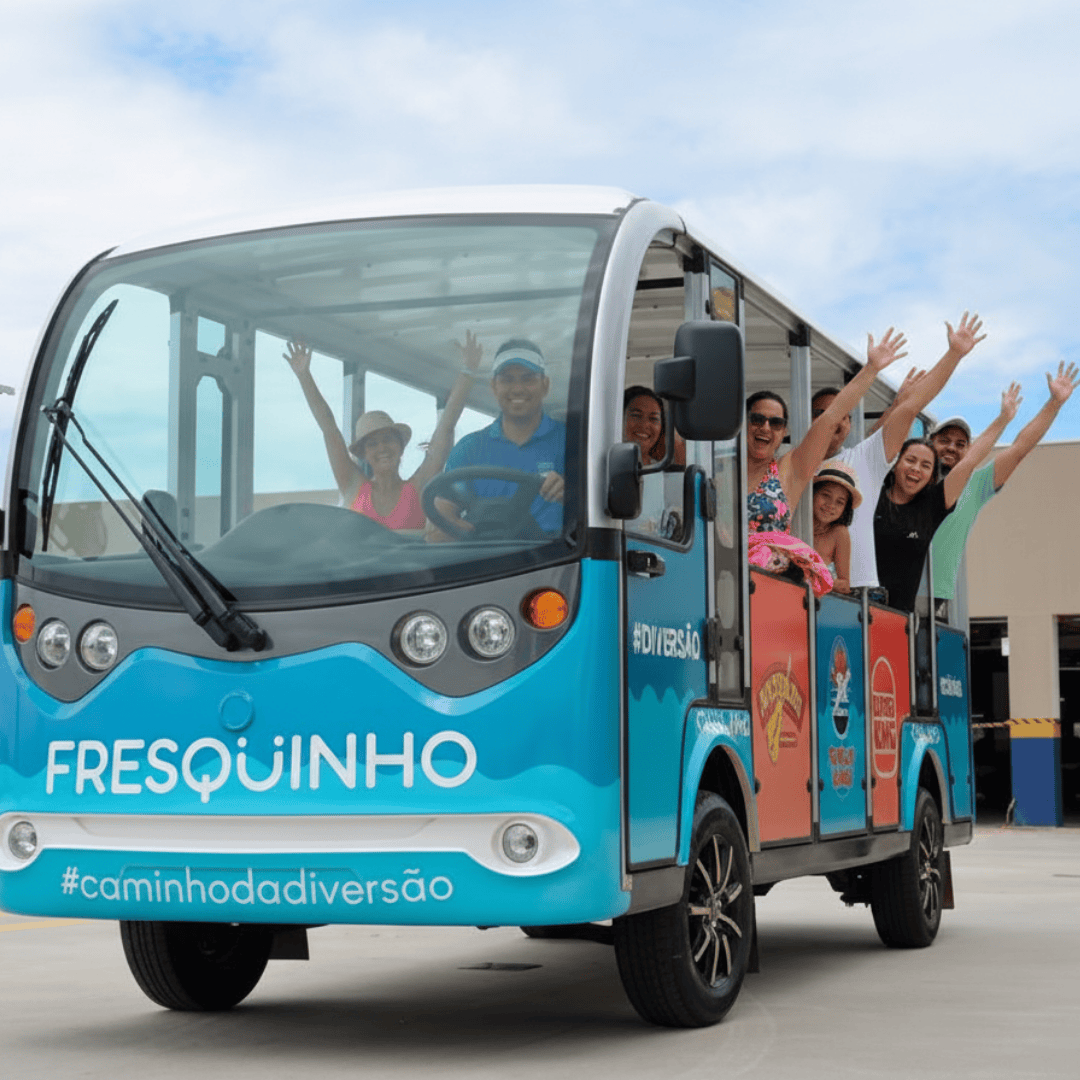 Famílias aproveitando o traslado gratuito do Enjoy Olímpia Park Resort até o Thermas dos Laranjais.