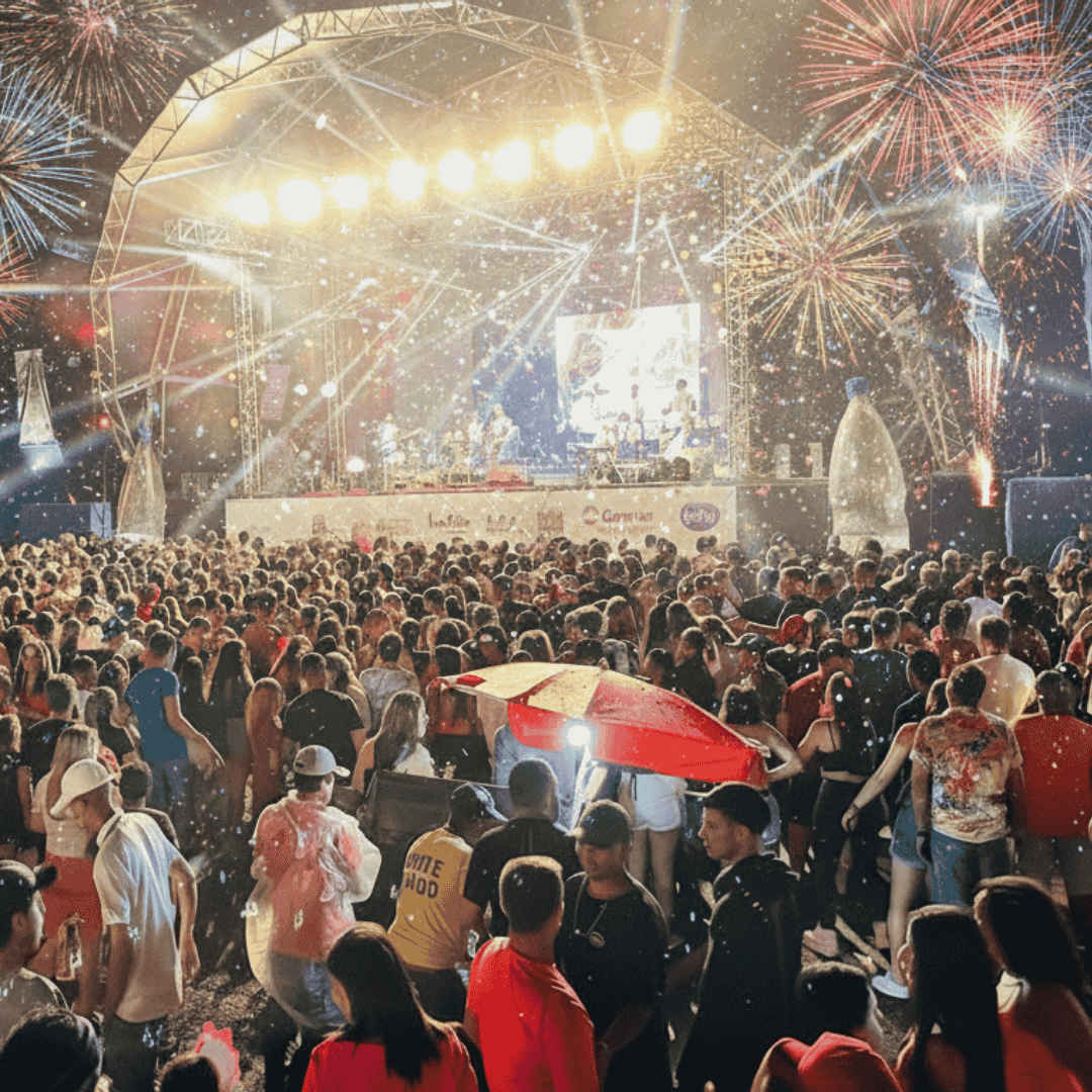 Cena de Carnaval com show ao vivo, fogos e público celebrando em clima de festa.