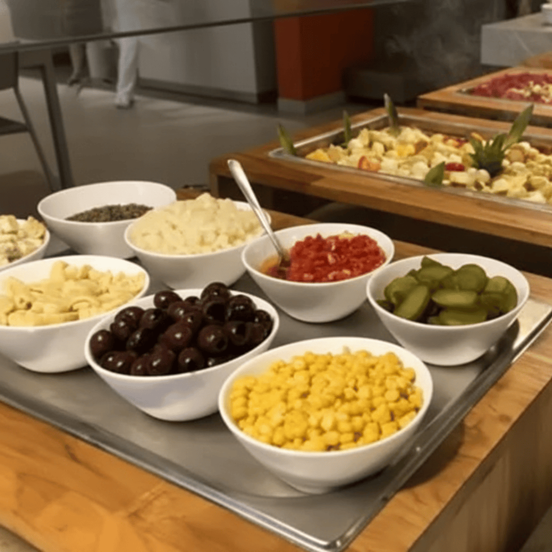 Buffet variado do Enjoy Olímpia Park Resort com opções de saladas, legumes e acompanhamentos frescos.