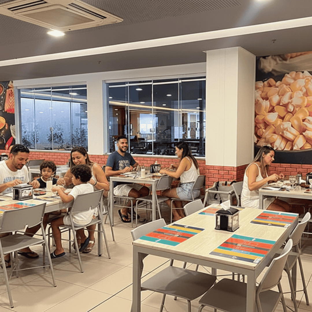 Hóspedes em família aproveitando o restaurante do Enjoy Olímpia Park Resort em Olímpia, ambiente climatizado e ideal para refeições confortáveis.