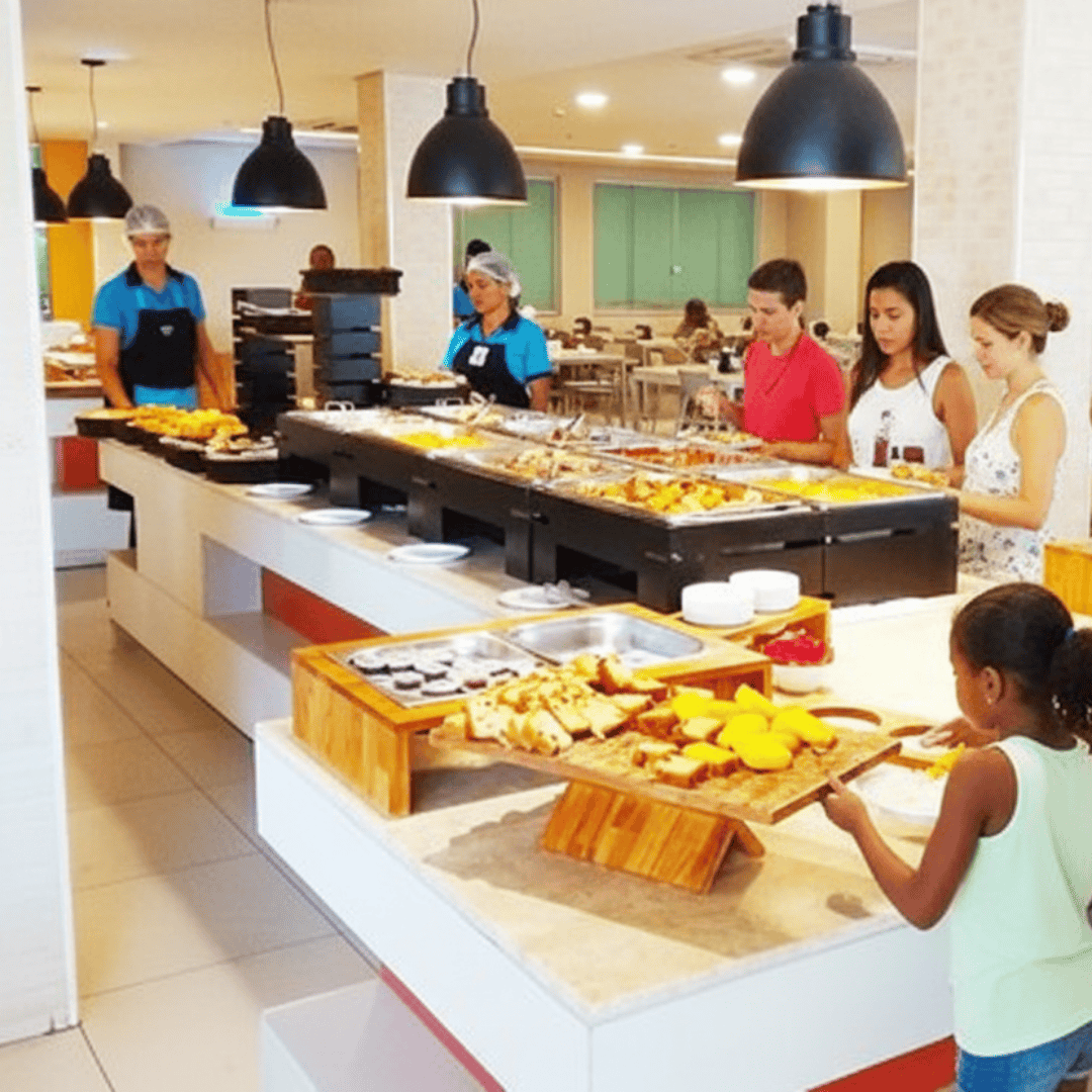 Buffet de café da manhã com pães, frutas e bolos no Enjoy Olímpia Park Resort em Olímpia.