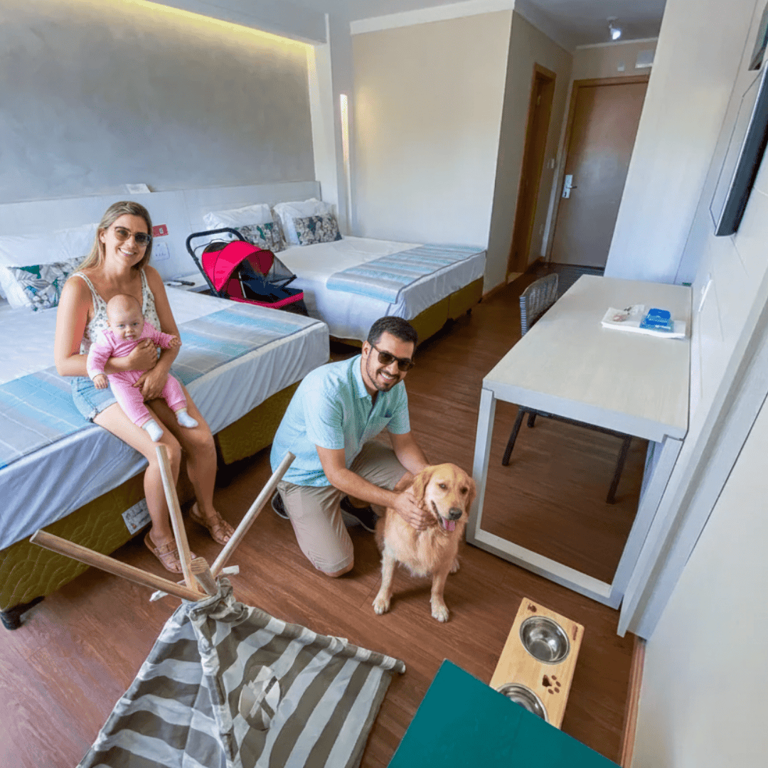 Família aproveitando momentos especiais em um hotel pet-friendly em Olímpia, com estrutura completa para receber animais de estimação.