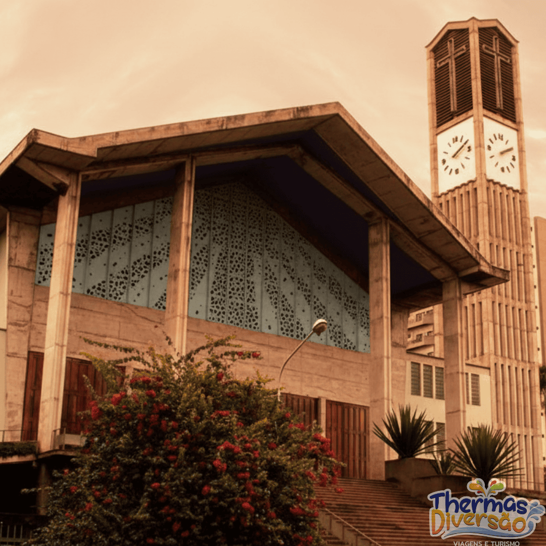 Fachada da Igreja Matriz de São João Batista, um dos símbolos históricos e culturais de Olímpia.