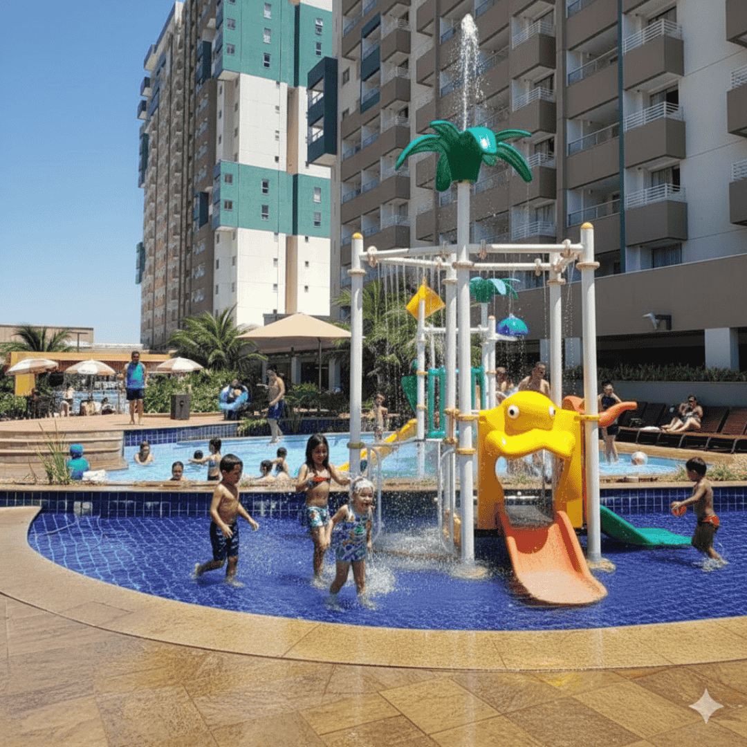 Crianças brincando na piscina infantil do Enjoy Olímpia Park Resort em Olímpia.