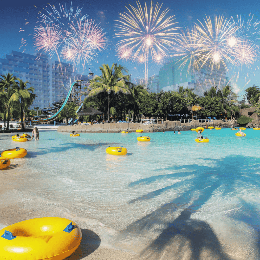 Fogos de artifício sobre o parque aquático de Olímpia com o Enjoy Solar das Águas Park Resort ao fundo, retratando o clima de diversão e grandiosidade que faz da cidade a “Orlando Brasileira”.