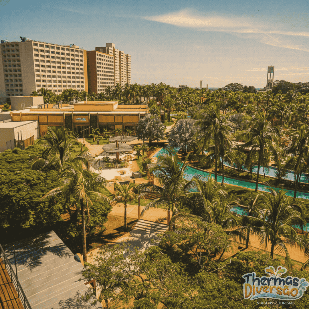 Dia ensolarado no Hot Beach Olímpia, com piscinas, áreas verdes e toda a energia do parque vista de cima.