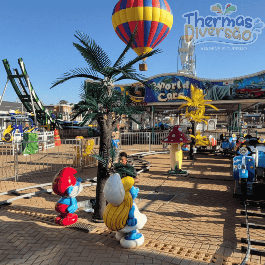 Área infantil do Radical Play Park de Olímpia com brinquedos coloridos, personagens temáticos, montanha-russa e balão cenográfico ao ar livre.