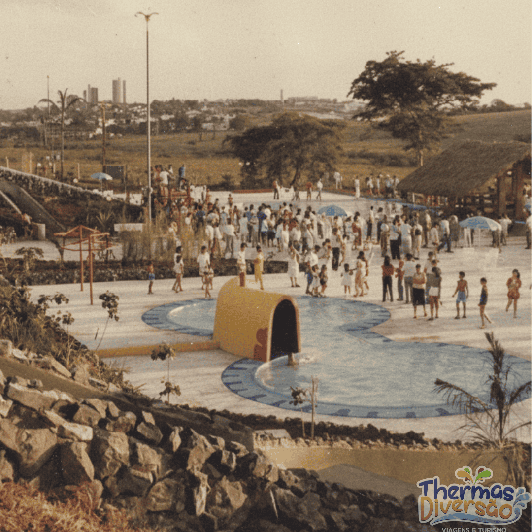 Registro histórico dos primeiros anos do Thermas dos Laranjais, quando as águas termais começaram a transformar Olímpia.