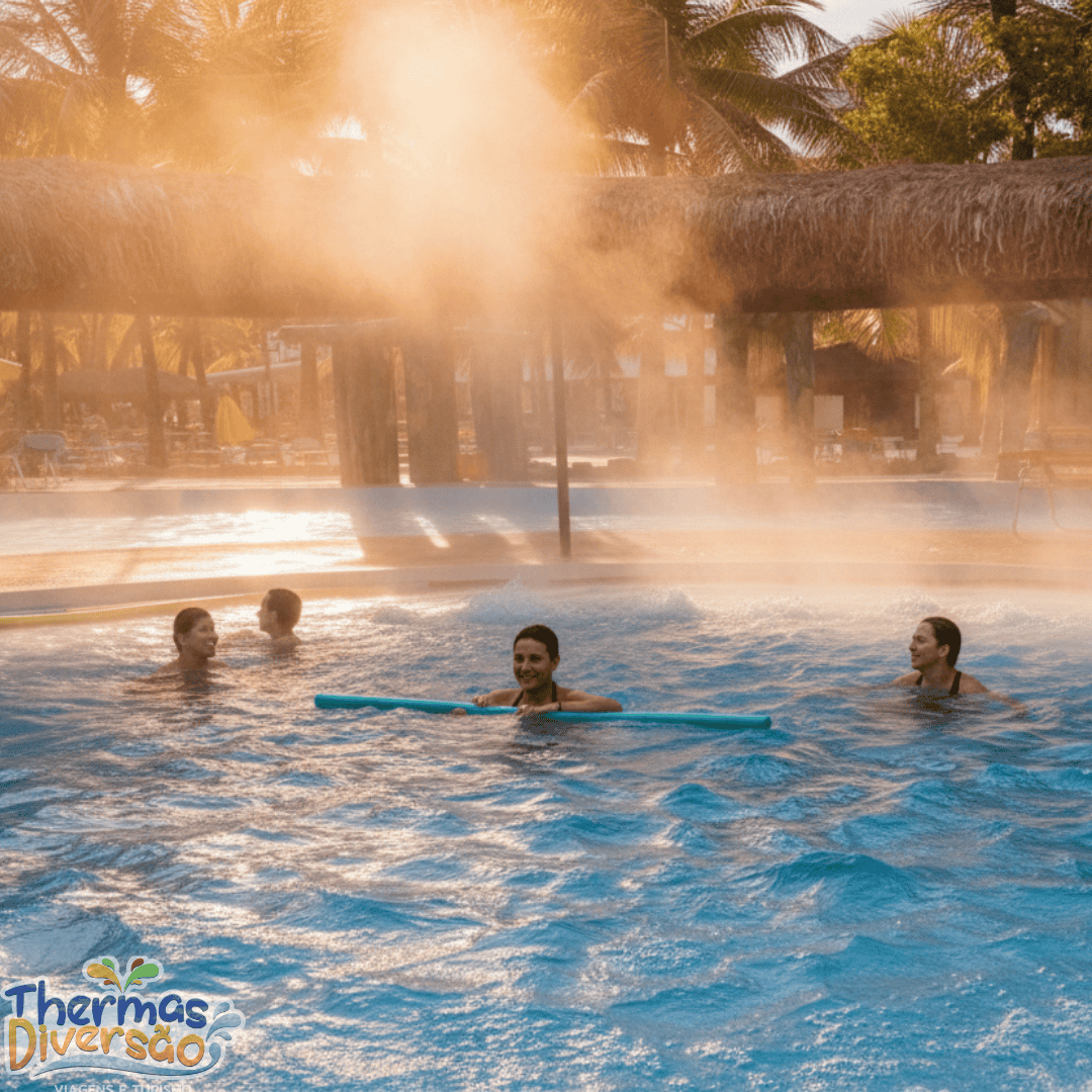 Piscina aquecida do Thermas dos Laranjais em Olímpia, ideal para curtir o inverno com água quente e muito conforto.