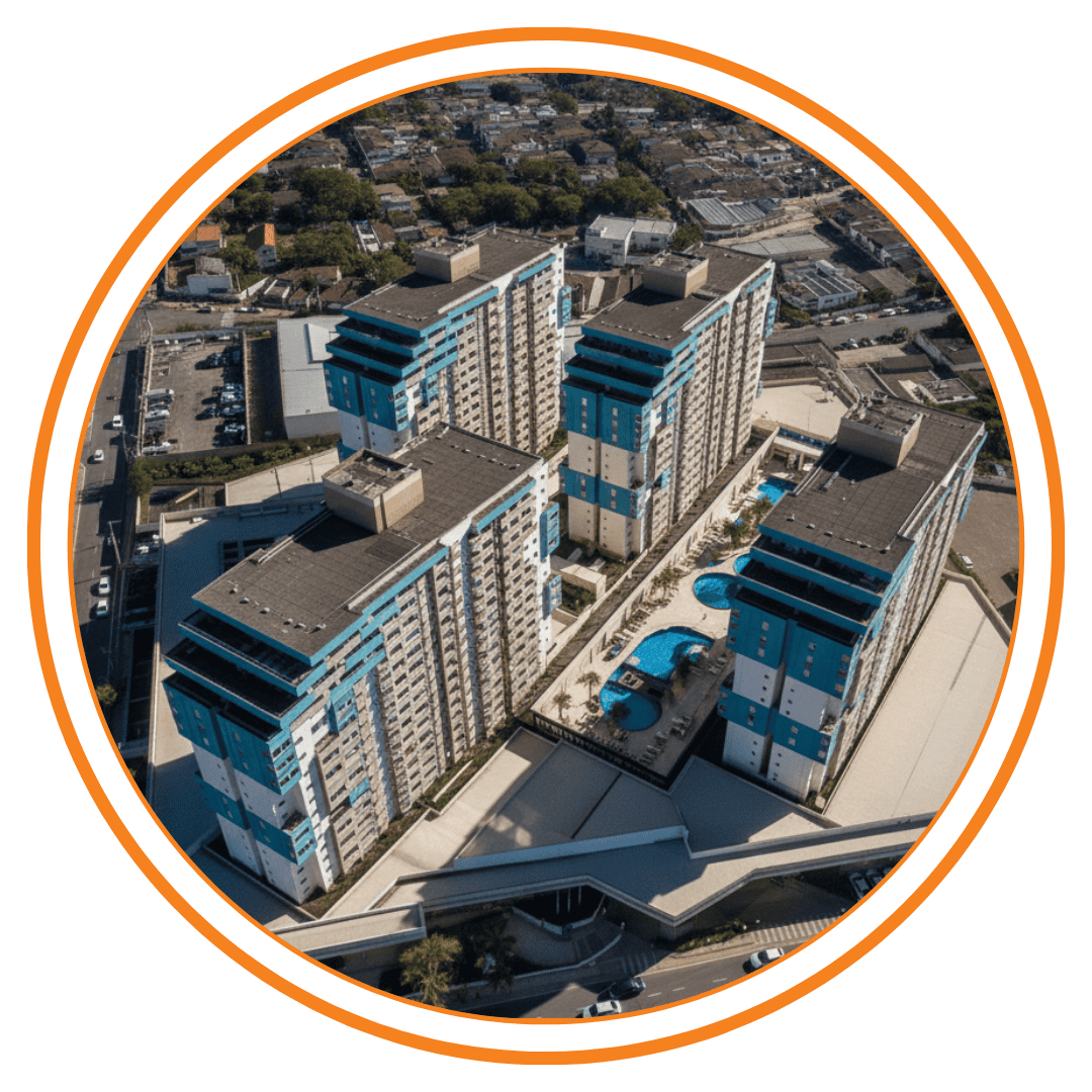 Vista aérea do Enjoy Olímpia Park Resort mostrando as torres modernas com piscinas e área de lazer em Olímpia, São Paulo.