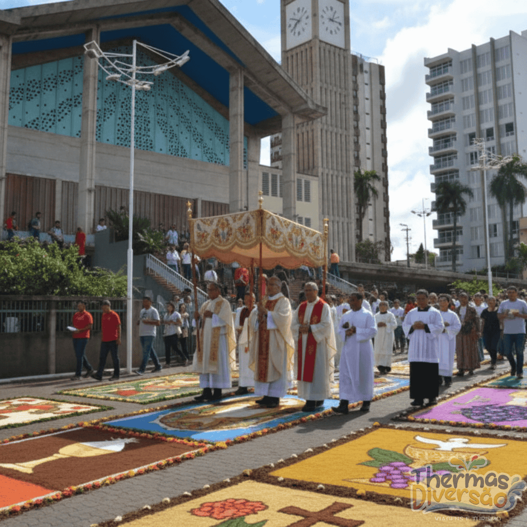 Celebração de Corpus Christi em Olímpia, com os tradicionais tapetes artesanais e a procissão conduzida pelos sacerdotes em frente à igreja matriz.