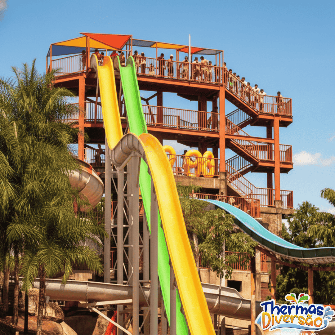 Plataforma dos toboáguas radicais do Thermas dos Laranjais com visitantes aguardando a descida e vista ampla dos escorregadores mais procurados pelos adultos.