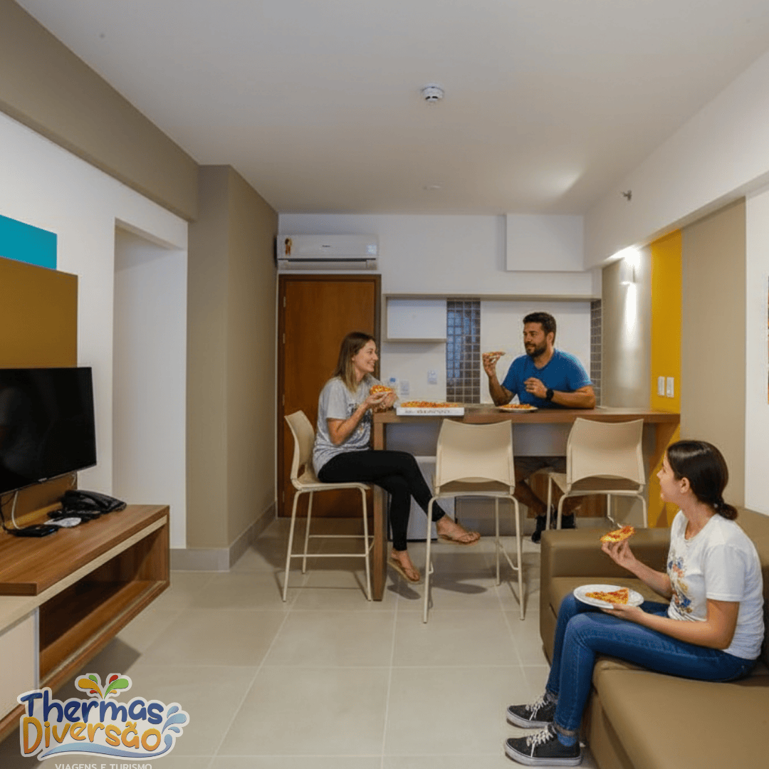 Momento de descanso no resort enquanto a família aproveita pizzas entregues por delivery em Olímpia.