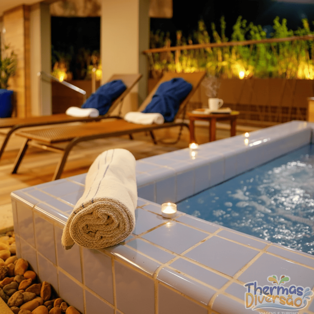 Piscina aquecida e ambientada para uso noturno, oferecendo um espaço tranquilo e aconchegante que muitos hóspedes do Enjoy Olímpia Park Resort aproveitam antes de encerrar o dia.