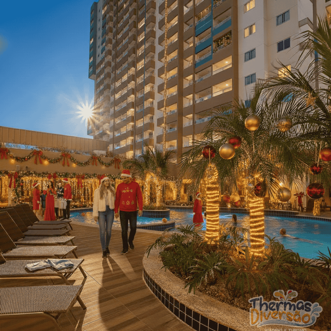 Decoração natalina completa na área da piscina do Enjoy Olímpia Park Resort, com luzes, enfeites e hóspedes aproveitando o clima especial do fim de ano.