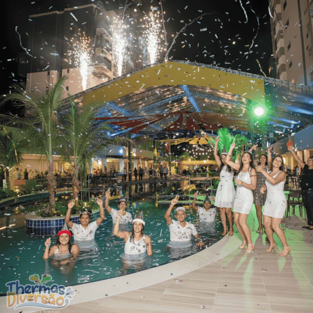 Celebrando a chegada do Ano Novo no Enjoy Olímpia Park Resort, com fogos, alegria e uma noite especial ao redor da piscina.